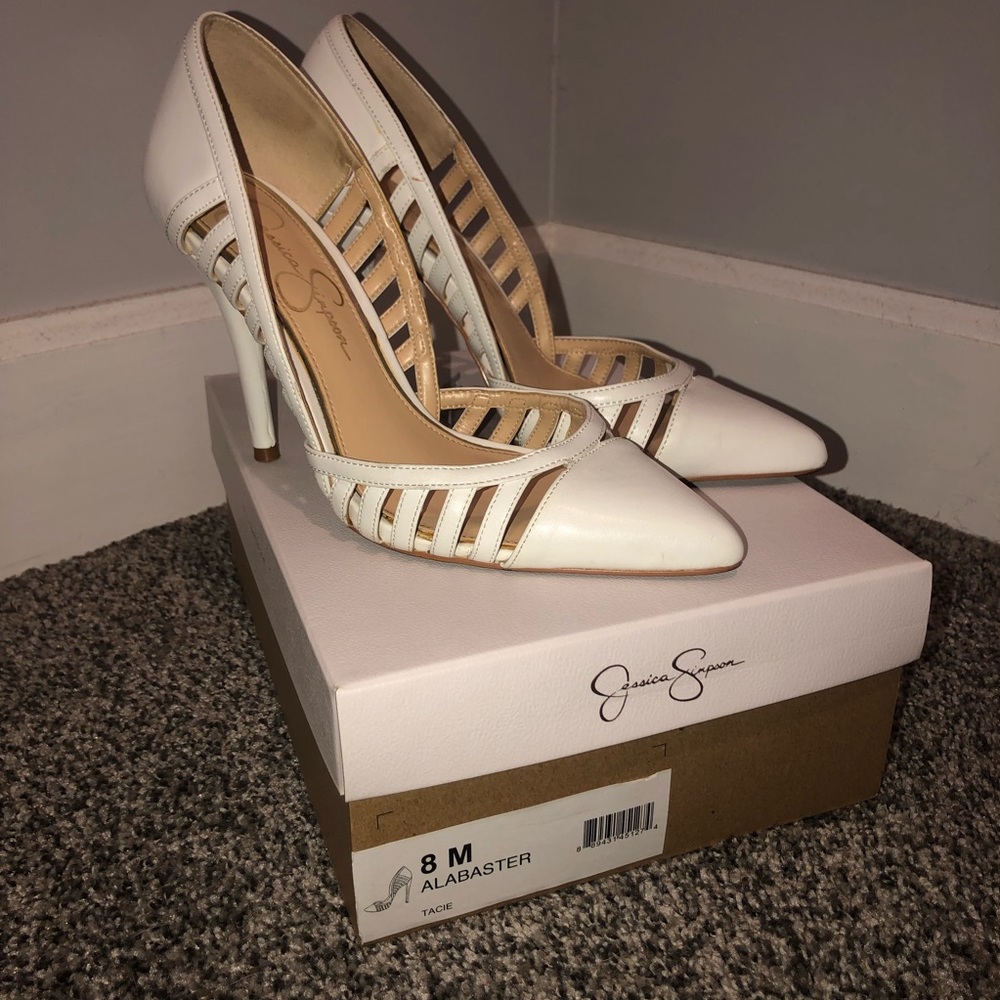 JESSICA SIMPSON WHITE PUMPS
